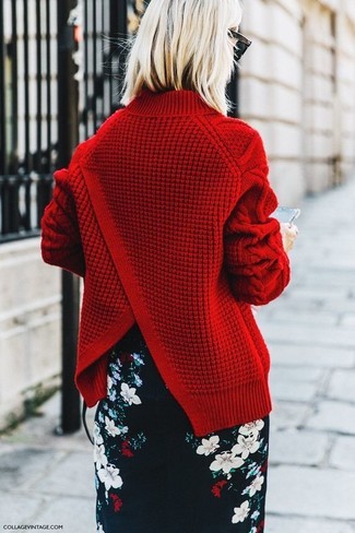 Come indossare e abbinare una gonna a tubino a fiori nera in modo smart-casual: Scegli un maglione a trecce rosso e una gonna a tubino a fiori nera per un look raffinato per il tempo libero.