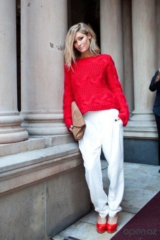 Come indossare e abbinare pantaloni larghi bianchi e neri: Abbina un maglione a trecce rosso con pantaloni larghi bianchi e neri per un look raffinato per il tempo libero. Décolleté in pelle rossi sono una eccellente scelta per completare il look.