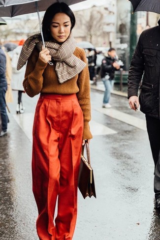 Come indossare e abbinare una borsa a mano in pelle marrone: Potresti indossare un maglione a trecce terracotta e una borsa a mano in pelle marrone per un look perfetto per il weekend.