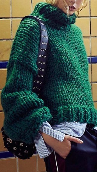 Come indossare e abbinare una borsa a tracolla con borchie per una donna di 20 anni in modo casual: Potresti combinare un maglione a trecce lavorato a maglia verde scuro con una borsa a tracolla con borchie per un pigro brunch domenicale.