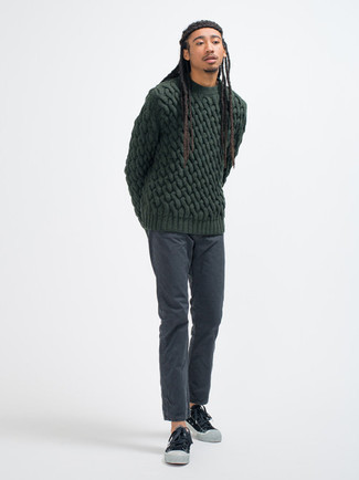 Look alla moda per uomo: Maglione a trecce verde scuro, Chino grigio scuro, Sneakers basse di tela nere e bianche