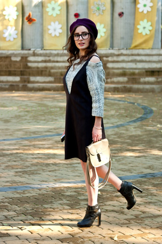 Look alla moda per donna: Maglione a trecce grigio, Vestito canotta nero, Stivaletti in pelle neri, Cartella in pelle beige