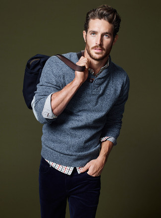 Come indossare e abbinare un maglione con collo a scialle per un uomo di 30 anni: Mostra il tuo stile in un maglione con collo a scialle con jeans di velluto a coste blu scuro per un look raffinato per il tempo libero.