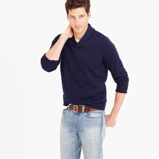 Look alla moda per uomo: Maglione con collo a scialle blu scuro, T-shirt girocollo bianca, Jeans azzurri, Cintura in pelle marrone