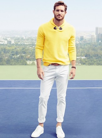 Quale jeans aderenti indossare con un maglione con collo a scialle giallo: Scegli un outfit composto da un maglione con collo a scialle giallo e jeans aderenti per un look spensierato e alla moda. Scarpe da ginnastica di tela bianche sono una buona scelta per completare il look.