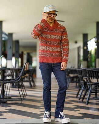 Come indossare e abbinare un maglione rosso in modo casual: Punta su un maglione rosso e jeans blu scuro per un look trendy e alla mano. Sfodera il gusto per le calzature di lusso e mettiti un paio di sneakers alte di tela blu scuro e bianche.