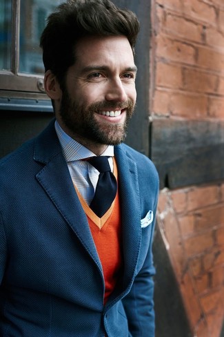 Come indossare e abbinare un maglione con scollo a v arancione per un uomo di 30 anni in modo smart-casual: Potresti combinare un maglione con scollo a v arancione con una camicia elegante scozzese azzurra per essere elegante ma non troppo formale.