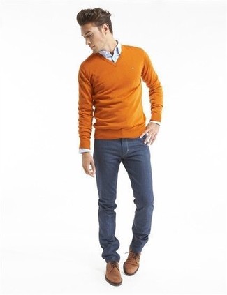Quale jeans indossare con un maglione con scollo a v arancione in primavera 2025: Mostra il tuo stile in un maglione con scollo a v arancione con jeans per un outfit comodo ma studiato con cura. Indossa un paio di scarpe derby in pelle scamosciata marroni per mettere in mostra il tuo gusto per le scarpe di alta moda. Un look eccellente per essere molto elegante e alla moda anche durante la stagione primaverile.