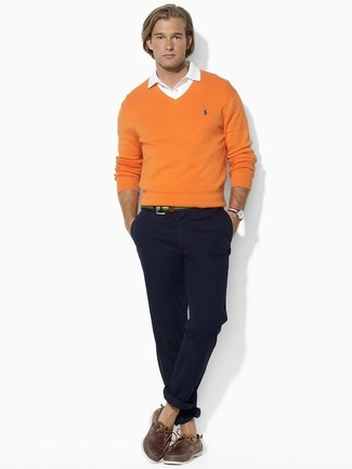 Quale camicia elegante indossare con un maglione con scollo a v arancione quando fa caldo: Prova a combinare un maglione con scollo a v arancione con una camicia elegante se preferisci uno stile ordinato e alla moda. Per un look più rilassato, calza un paio di scarpe da barca in pelle marroni.