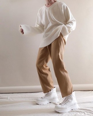 Quale sneakers alte indossare con chino marrone chiaro: Potresti indossare un maglione con scollo a v bianco e chino marrone chiaro per un fantastico look da sfoggiare nel weekend. Per distinguerti dagli altri, scegli un paio di sneakers alte.