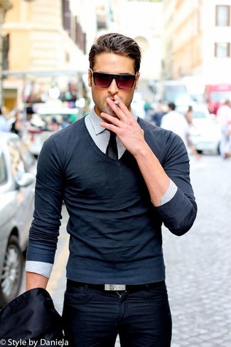 Come indossare e abbinare una camicia elegante a righe verticali grigia per un uomo di 30 anni: Metti una camicia elegante a righe verticali grigia e jeans aderenti blu scuro per vestirti casual.