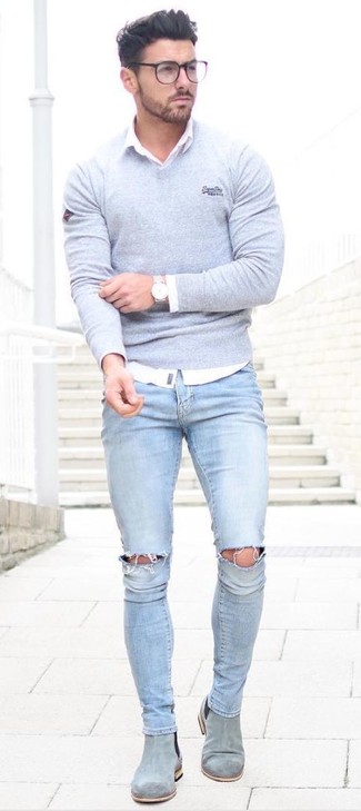 Quale jeans indossare con un maglione con scollo a v grigio scuro: Indossa un maglione con scollo a v grigio scuro con jeans per un look perfetto per il weekend. Opta per un paio di stivali chelsea in pelle scamosciata grigi per dare un tocco classico al completo.