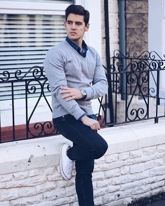 Quale jeans aderenti indossare con sneakers basse bianche: Potresti abbinare un maglione con scollo a v grigio con jeans aderenti per un outfit comodo ma studiato con cura. Sneakers basse bianche sono una eccellente scelta per completare il look.