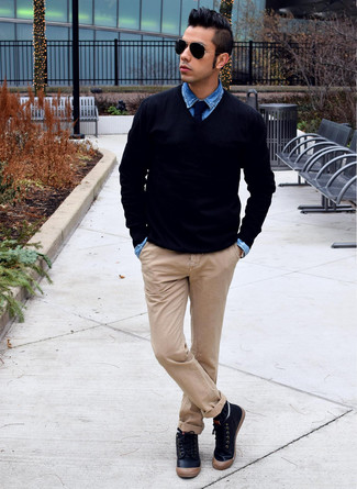 Look alla moda per uomo: Maglione con scollo a v nero, Camicia di jeans blu, Chino marrone chiaro, Sneakers alte in pelle nere