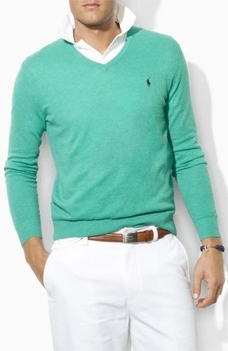 Come indossare e abbinare un bracciale blu scuro e rosso: Abbina un maglione con scollo a v verde menta con un bracciale blu scuro e rosso per un look comfy-casual.