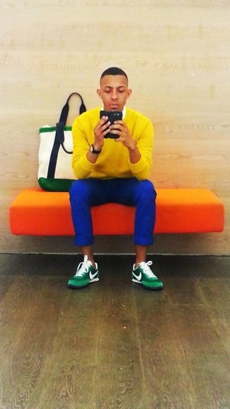 Come indossare e abbinare un maglione giallo: Potresti indossare un maglione giallo e chino blu per un look raffinato per il tempo libero. Rifinisci questo look con un paio di scarpe sportive verdi.