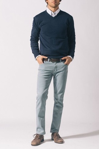 Come indossare e abbinare jeans con scarpe derby per un uomo di 30 anni: Per creare un adatto a un pranzo con gli amici nel weekend prova a combinare un maglione con scollo a v blu scuro con jeans. Opta per un paio di scarpe derby per un tocco virile.