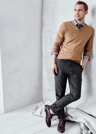 Come indossare e abbinare un maglione marrone chiaro in modo formale: Scegli uno stile classico in un maglione marrone chiaro e pantaloni eleganti grigio scuro. Sfodera il gusto per le calzature di lusso e calza un paio di scarpe brogue in pelle bordeaux.