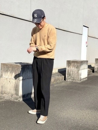 Look alla moda per uomo: Maglione con scollo a v marrone chiaro, Chino neri, Sneakers basse di tela marrone chiaro, Berretto da baseball stampato grigio scuro