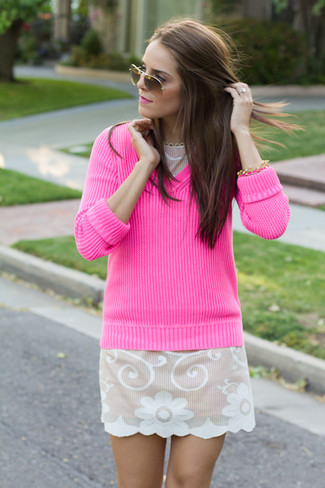 Come indossare e abbinare un maglione fucsia per una donna di 30 anni in modo casual: Metti un maglione fucsia e un vestito casual a fiori bianco e rosa per un look comfy-casual.