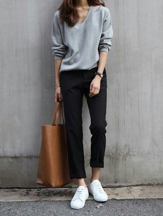 Look alla moda per donna: Maglione con scollo a v grigio, Chino neri, Sneakers basse bianche, Borsa shopping in pelle marrone