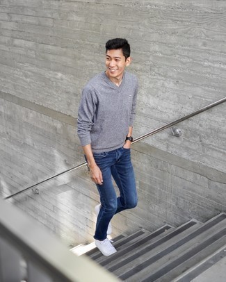 Quale jeans indossare con un maglione con scollo a v grigio: Combina un maglione con scollo a v grigio con jeans per affrontare con facilità la tua giornata. Un paio di sneakers basse di tela bianche si abbina alla perfezione a una grande varietà di outfit.