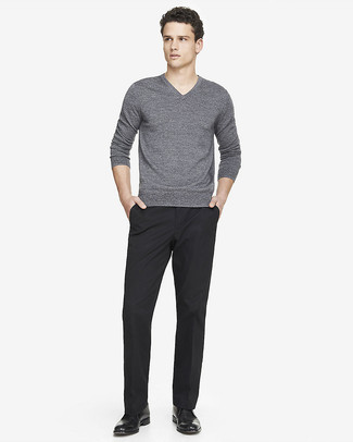 Look alla moda per uomo: Maglione con scollo a v grigio, Pantaloni eleganti neri, Chukka in pelle nere