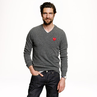 Quale t-shirt girocollo indossare con un maglione con scollo a v grigio per un uomo di 30 anni: Abbina un maglione con scollo a v grigio con una t-shirt girocollo per un look raffinato per il tempo libero.