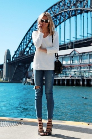 Quale sandali con tacco indossare con jeans blu scuro: Per un outfit della massima comodità, coniuga un maglione con scollo a v bianco con jeans blu scuro. Rifinisci questo look con un paio di sandali con tacco.