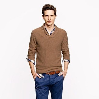 Come indossare e abbinare un maglione con scollo a v marrone in modo casual: Scegli un maglione con scollo a v marrone e chino blu scuro per un look trendy e alla mano.