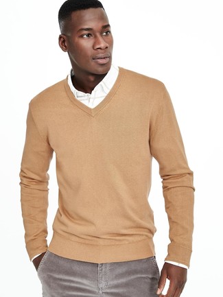 Quale jeans indossare con un maglione con scollo a v marrone chiaro: Abbina un maglione con scollo a v marrone chiaro con jeans per un look trendy e alla mano.