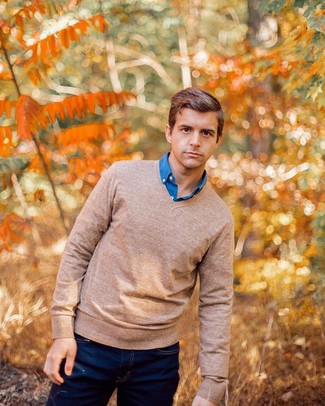 Come indossare e abbinare un maglione con scollo a v marrone chiaro quando fa caldo: Abbina un maglione con scollo a v marrone chiaro con jeans blu scuro per un look trendy e alla mano.
