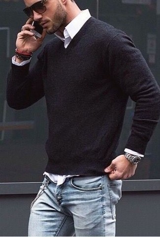 Quale jeans indossare con un maglione con scollo a v nero per un uomo di 30 anni in modo casual: Metti un maglione con scollo a v nero e jeans per un outfit comodo ma studiato con cura.