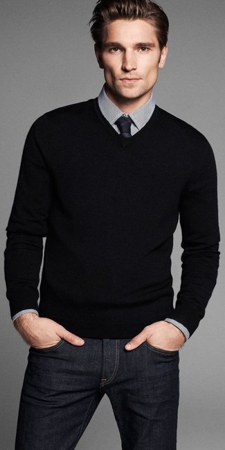 Look alla moda per uomo: Maglione con scollo a v nero, Camicia elegante a quadri bianca e nera, Jeans neri, Cravatta nera