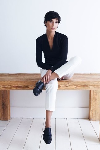 Come indossare e abbinare scarpe basse quando fa caldo: Mostra il tuo stile in un maglione con scollo a v nero con pantaloni eleganti bianchi per un outfit che si fa notare. Scarpe basse sono una buona scelta per completare il look.