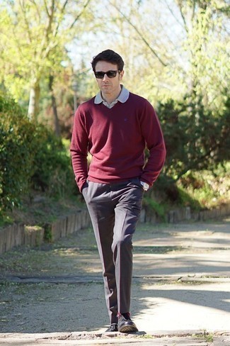 Quale pantaloni eleganti indossare con un maglione con scollo a v rosso per un uomo di 40 anni: Prova ad abbinare un maglione con scollo a v rosso con pantaloni eleganti per essere sofisticato e di classe. Scarpe derby in pelle nere sono una buona scelta per completare il look.