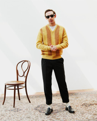 Come indossare e abbinare mocassini eleganti per un uomo di 40 anni: Indossa un maglione con scollo a v giallo e chino neri per un outfit comodo ma studiato con cura. Prova con un paio di mocassini eleganti per un tocco virile.