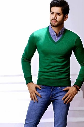 Quale camicia a maniche lunghe indossare con un maglione con scollo a v verde in modo casual: Prova a combinare un maglione con scollo a v verde con una camicia a maniche lunghe per un look trendy e alla mano.