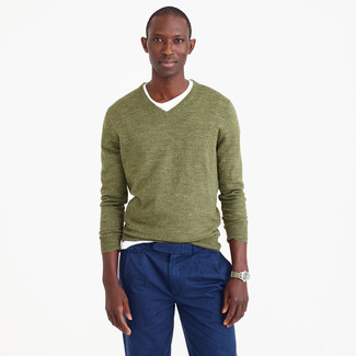 Come indossare e abbinare un maglione con scollo a v verde oliva: Mostra il tuo stile in un maglione con scollo a v verde oliva con chino blu scuro per un look semplice, da indossare ogni giorno.