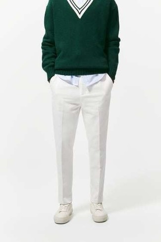 Come indossare e abbinare un maglione con scollo a v verde scuro quando fa caldo: Scegli un maglione con scollo a v verde scuro e chino bianchi per un look spensierato e alla moda. Per un look più rilassato, opta per un paio di sneakers basse di tela bianche.