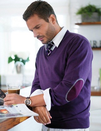 Come indossare e abbinare un maglione viola melanzana: Potresti combinare un maglione viola melanzana con una camicia elegante bianca, perfetto per il lavoro.