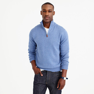 Come indossare e abbinare una t-shirt girocollo con un maglione con zip per un uomo di 20 anni: Indossa un maglione con zip con una t-shirt girocollo per un look raffinato per il tempo libero.