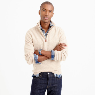 Come indossare e abbinare un maglione con zip beige per un uomo di 20 anni in modo casual: Metti un maglione con zip beige e jeans blu scuro per un fantastico look da sfoggiare nel weekend.