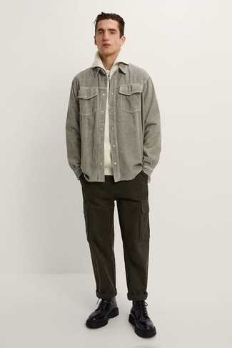 Trend da uomo 2022: Combina un maglione con zip bianco con pantaloni cargo marrone scuro per un look spensierato e alla moda. Mettiti un paio di stivali da lavoro in pelle neri per un tocco più rilassato.