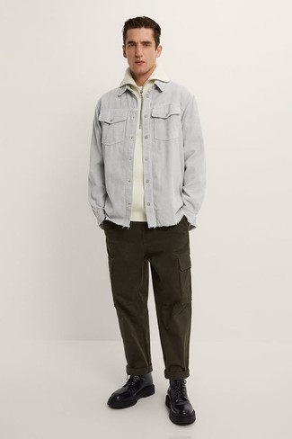 Look alla moda per uomo: Maglione con zip bianco, Camicia di jeans grigia, Pantaloni cargo verde oliva, Stivali da lavoro in pelle neri