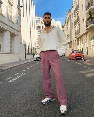 Look alla moda per uomo: Maglione con zip bianco, Chino rosa, Scarpe sportive bianche