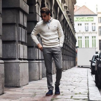 Look alla moda per uomo: Maglione con zip beige, Camicia a maniche corte bianca, Pantaloni eleganti grigi, Scarpe derby di tela blu scuro