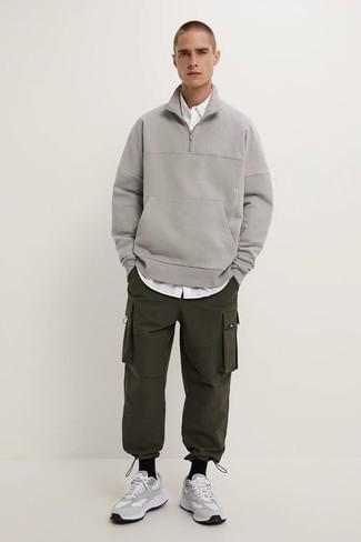 Look alla moda per uomo: Maglione con zip grigio, Camicia a maniche lunghe bianca, Pantaloni cargo verde oliva, Scarpe sportive grigie