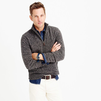 Look alla moda per uomo: Maglione con zip grigio, Camicia di jeans blu scuro, Jeans bianchi, Cintura in pelle marrone scuro