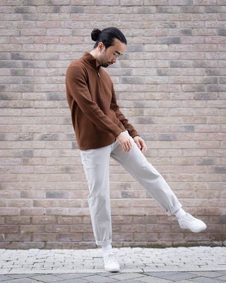 Look alla moda per uomo: Maglione con zip marrone, Chino grigi, Sneakers basse di tela bianche, Occhiali da sole trasparenti